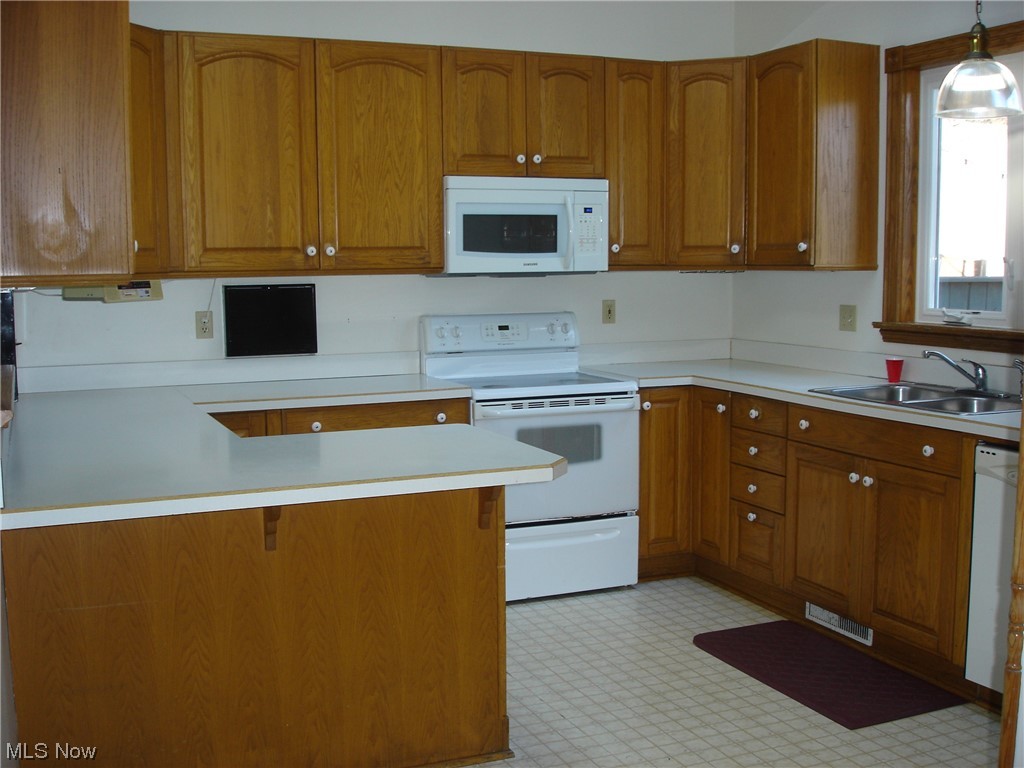 18245 Madison Road Middlefield, OH 44062 - Photo 12 of 37 Kitchen with breakfast bar