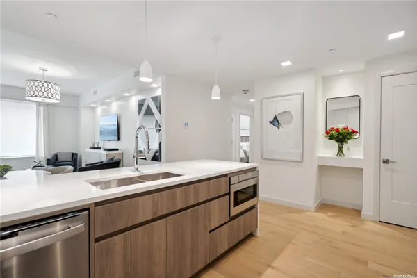 $1,236,500 | 218 Middle Neck Road, Unit 202, Great Neck, NY 11021