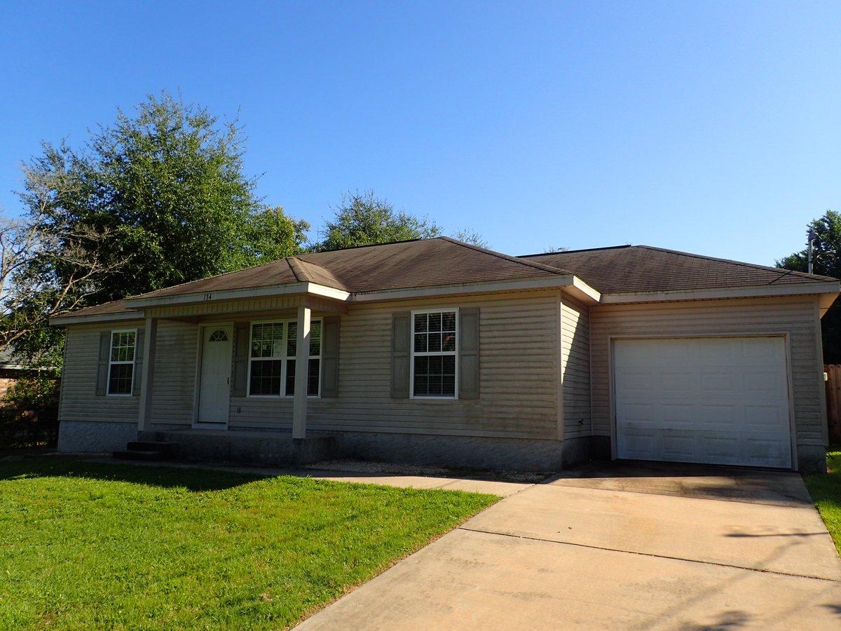 134 Hampton Drive Crestview, FL 32539 - Photo 12 of 17 a front view of a house with yard