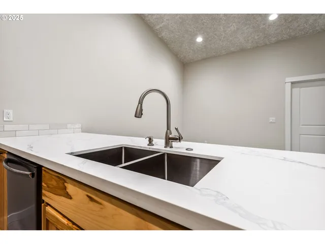 $335,000 | 3631 Green River Road, Sweet Home, OR 97386