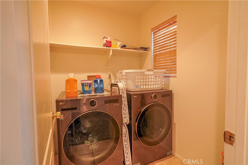 15133 Pasture Way Victorville, CA 92394 - Photo 25 of 48 a utility room with dryer and washer