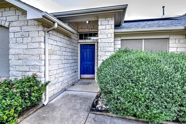 a view of a pathway of the house