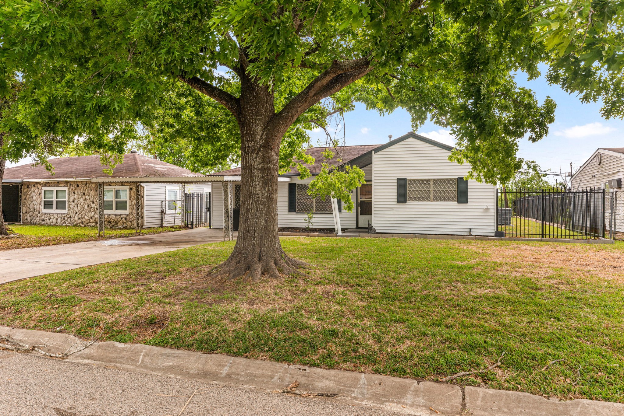 10923 Duane Street Houston, TX 77047 - Photo 4 of 22 a house with swimming pool in front of it