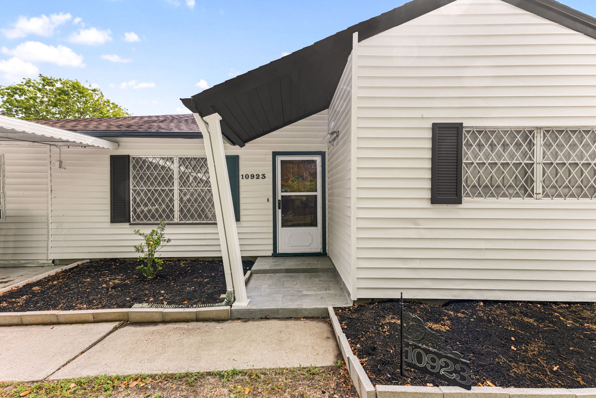 10923 Duane Street Houston, TX 77047 - Photo 5 of 22 a front view of a house