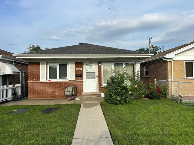 a front view of house with yard