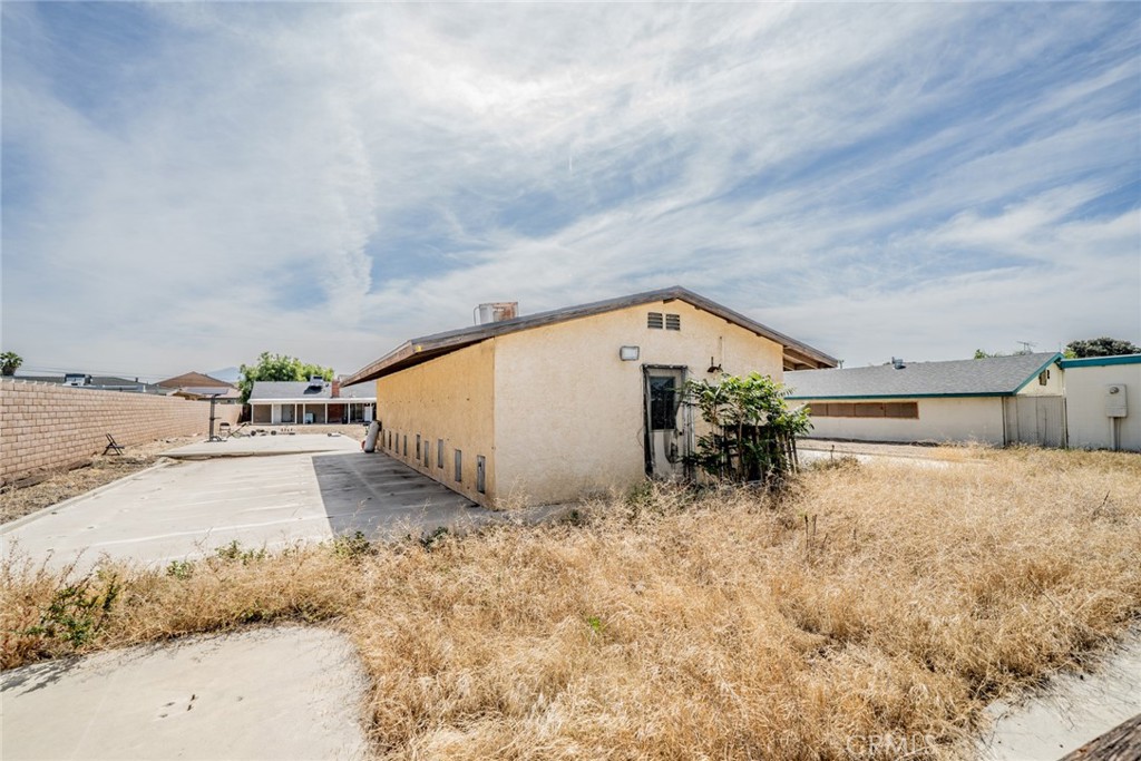 732 South Acacia Avenue Rialto, CA 92376 - Photo 18 of 30 a backyard of a house