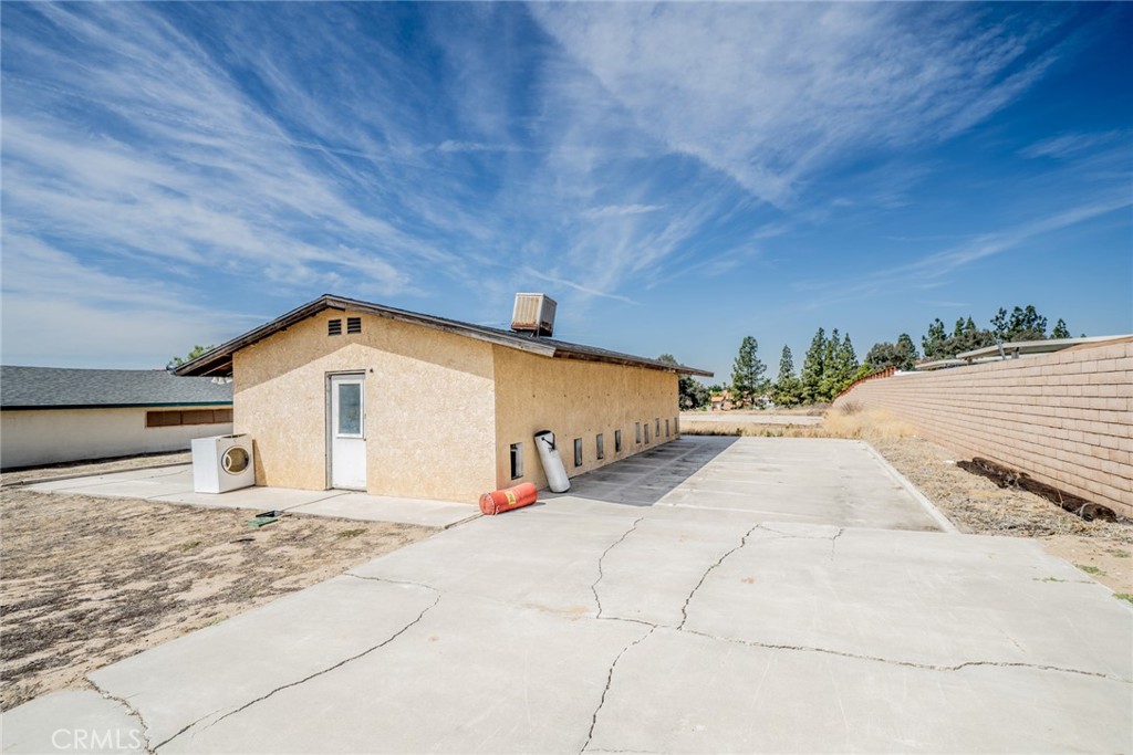 732 South Acacia Avenue Rialto, CA 92376 - Photo 20 of 30 a view of a backyard of the house