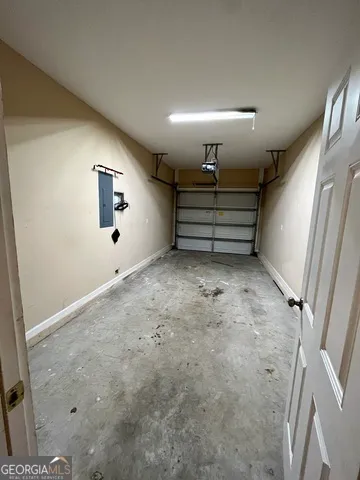 a view of empty room with a ceiling fan