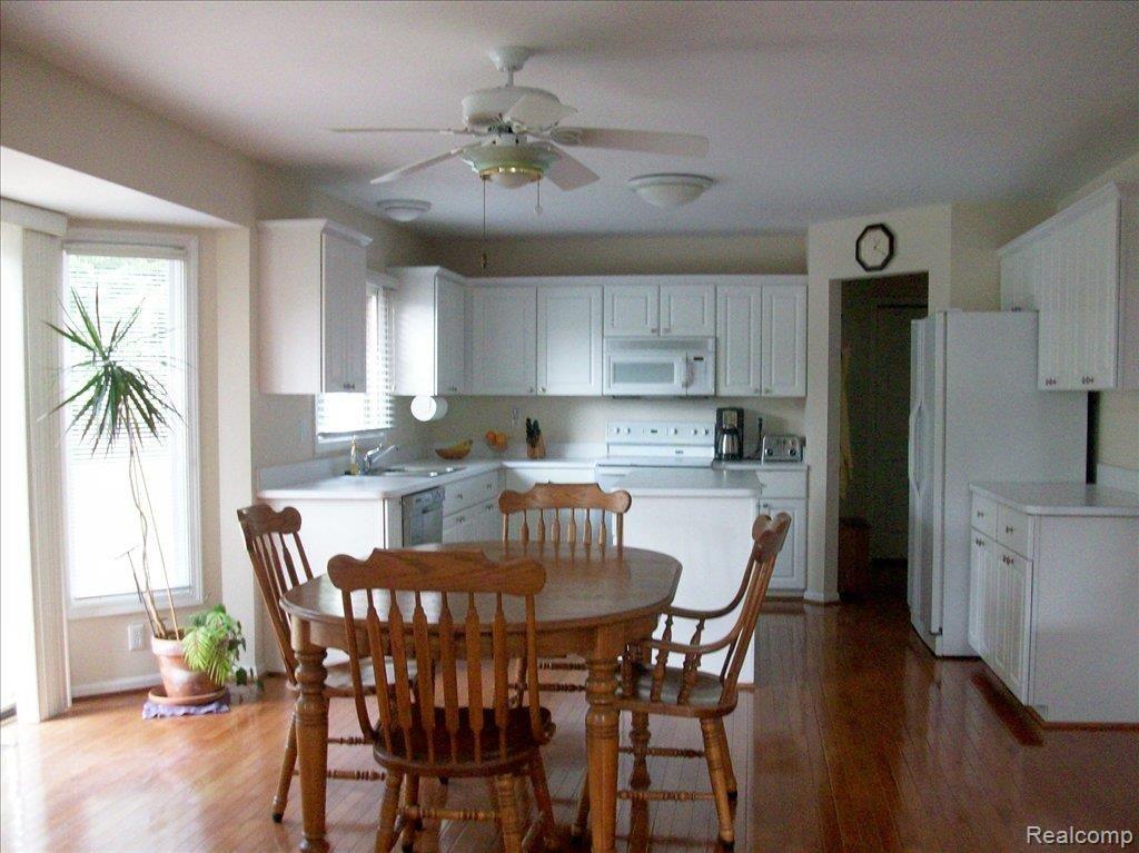 596 Dakota Court Rochester, MI 48307 - Photo 10 of 18 dakota kitchen eating