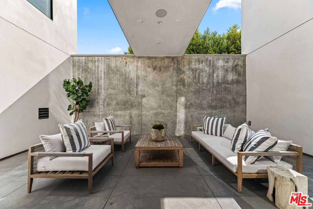 12119 Travis Street Los Angeles, CA 90049 - Photo 22 of 26 a living room with furniture