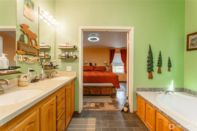a en suite bathroom with a double vanity sink and a mirror