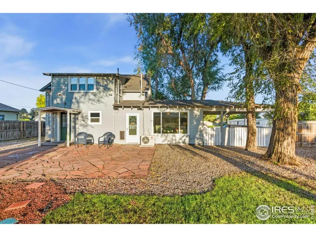 a view of a house with backyard