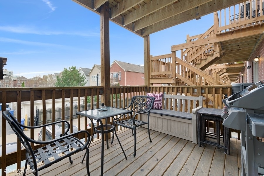 649 West Division Street, Unit B Chicago, IL 60610 - Photo 15 of 15 a view of a balcony with chairs