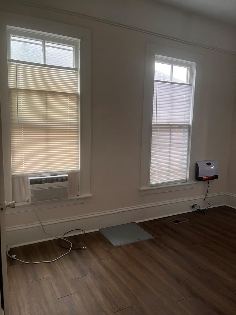 1348 Rhodes Street Columbus, GA 31901 - Photo 5 of 11 a empty room with a window