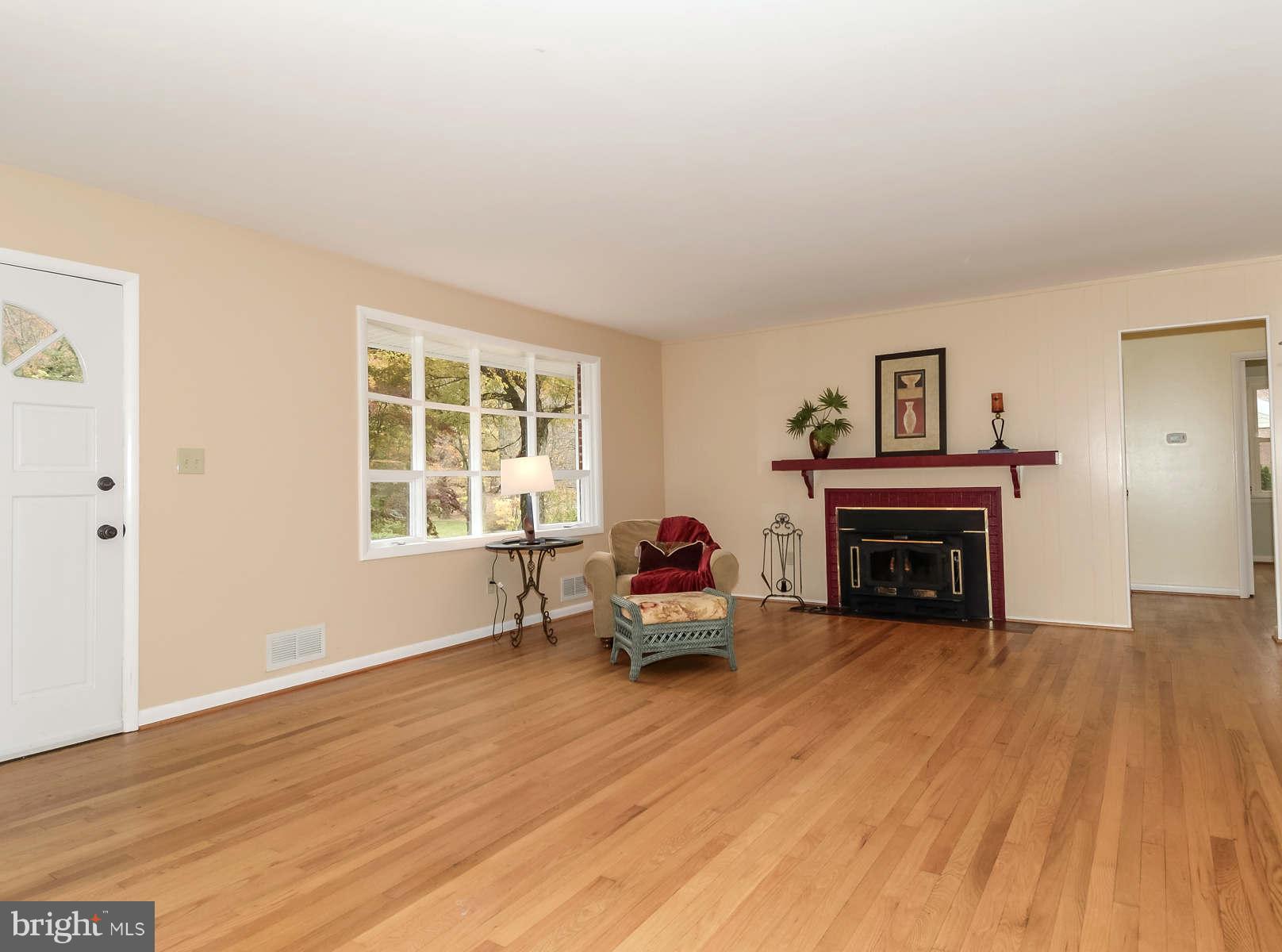6828 Redberry Road Clarksville, MD 21029 - Photo 3 of 30 Living Room