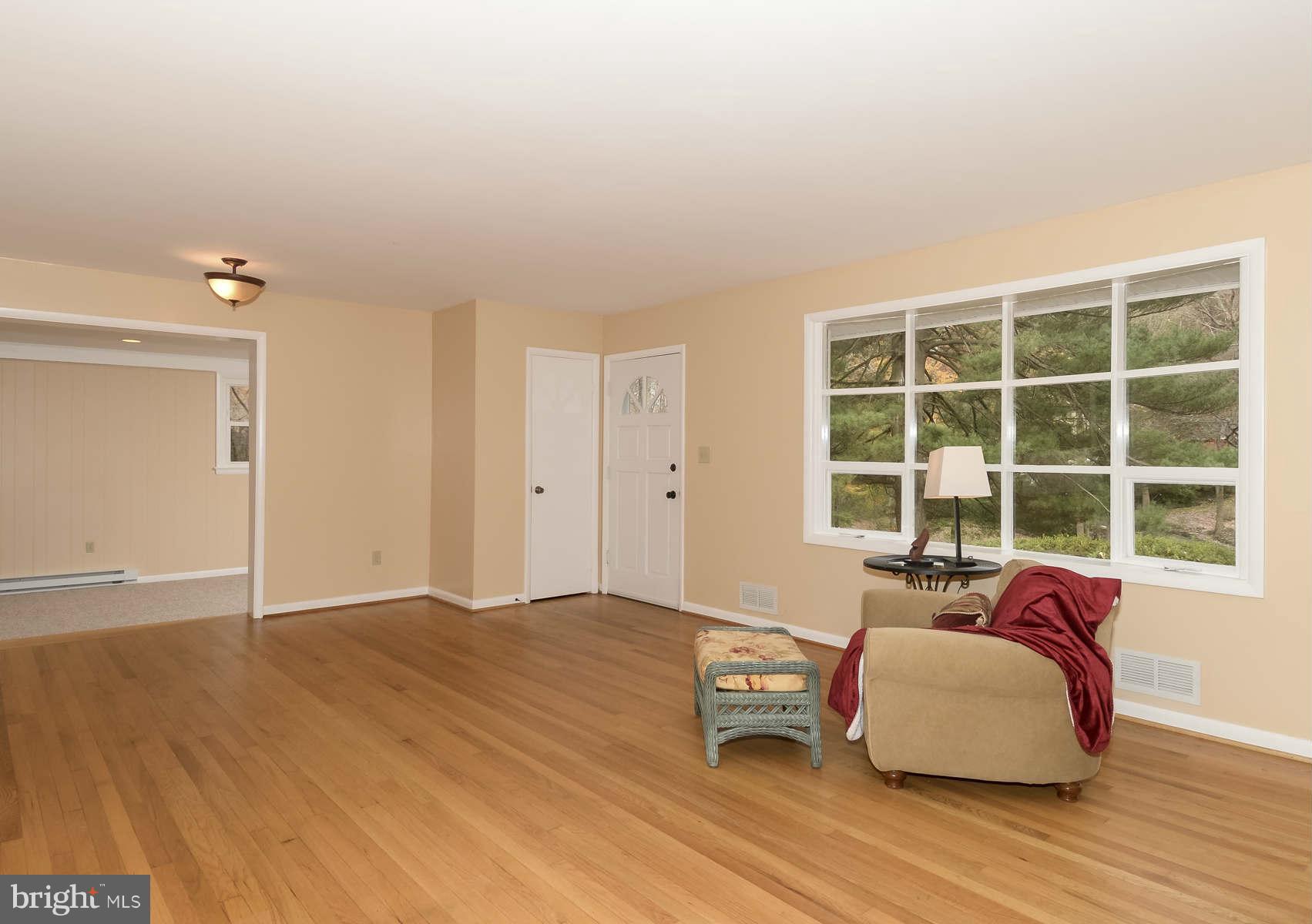 6828 Redberry Road Clarksville, MD 21029 - Photo 4 of 30 Living Room