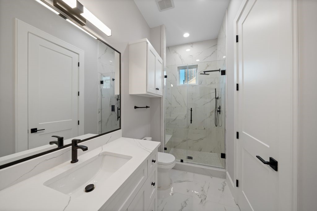 2046 MacArthur Street Houston, TX 77030 - Photo 29 of 39 En-suite bath for Bedroom 2