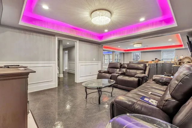 a view of entryway patio and hall