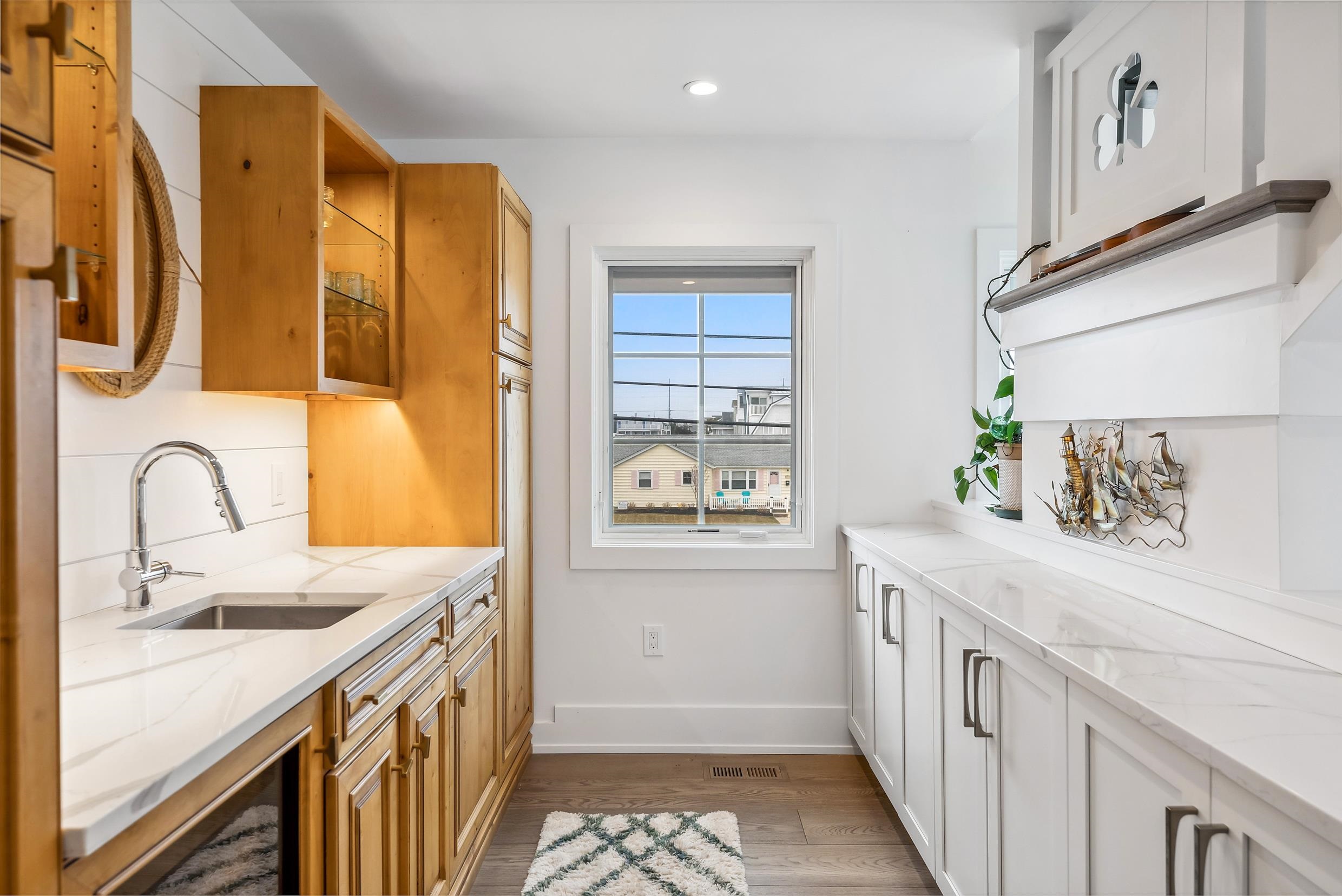 7749 Dune Drive Avalon, NJ 08202 - Photo 28 of 44 a bathroom with a sink a vanity and a bathtub