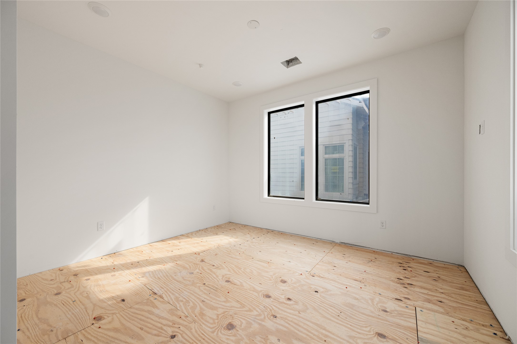 1406 West 9th Street, Unit 802 Austin, TX 78703 - Photo 7 of 17 an empty room with windows