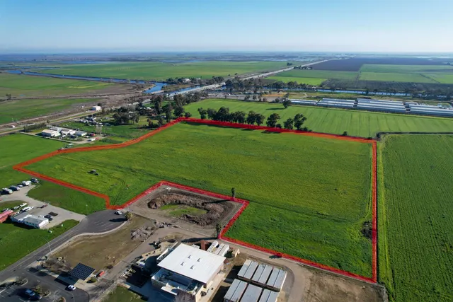 an aerial view of a golf course with a big yard
