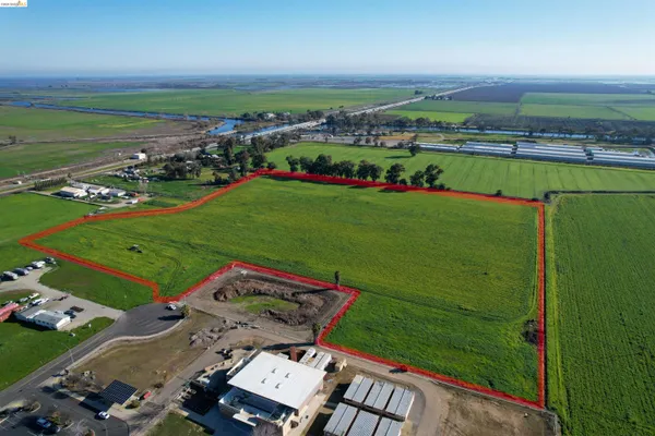 an aerial view of a golf course with a big yard