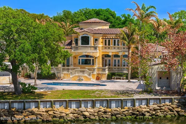 a view of a house with entertaining space