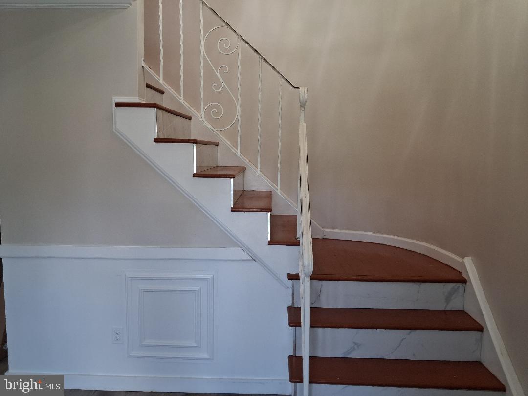 119 Colonial Road Beverly, NJ 08010 - Photo 6 of 13 Unique staircase