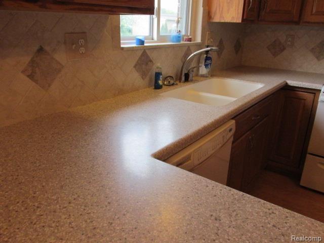 18605 Common Road Roseville, MI 48066 - Photo 10 of 19 IMG_6322.jpg