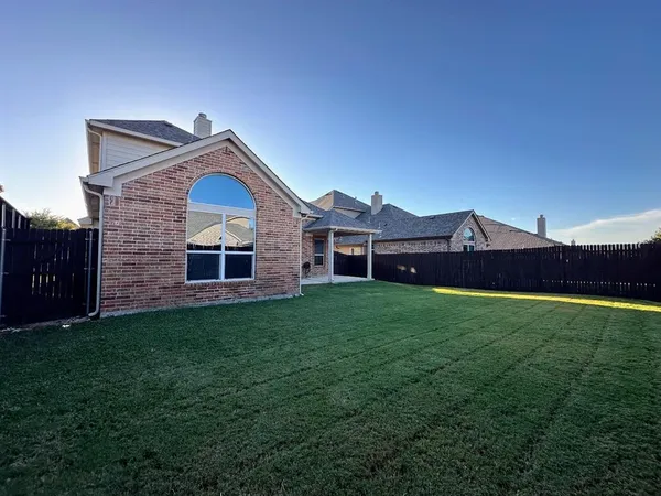 a view of a house with a big yard