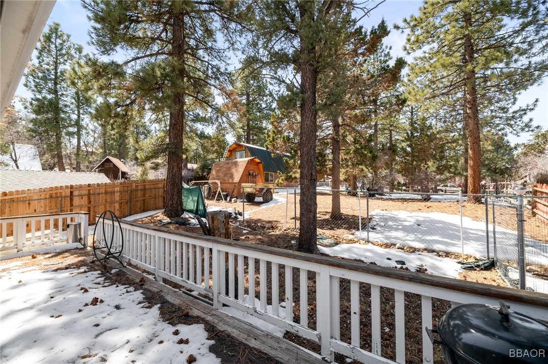252 Riverside Avenue Sugarloaf, CA 92386 - Photo 26 of 29 a view of a balcony with wooden fence