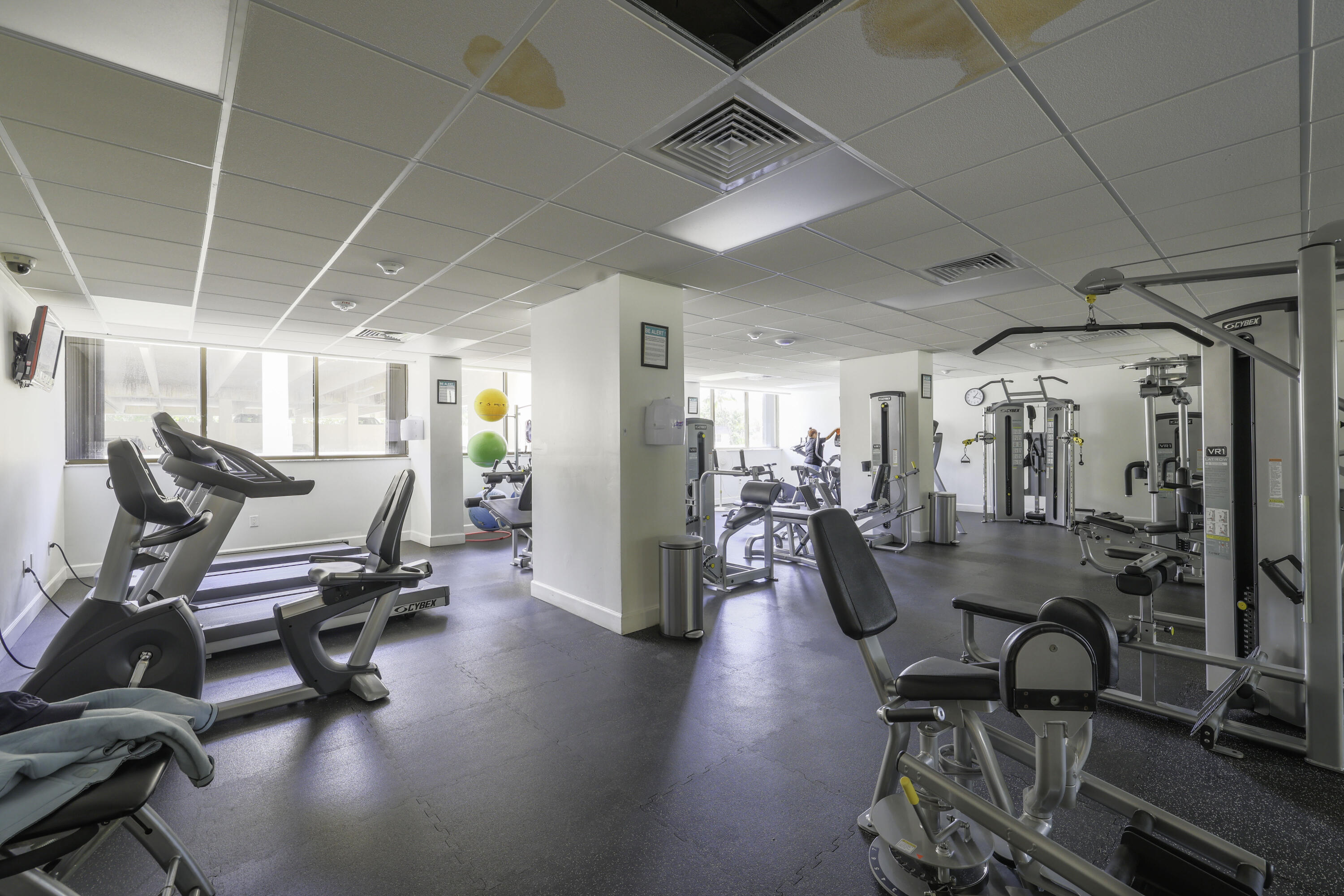 5600 North Flagler Drive, Unit 2701 West Palm Beach, FL 33407 - Photo 28 of 39 a view of a room with gym equipment