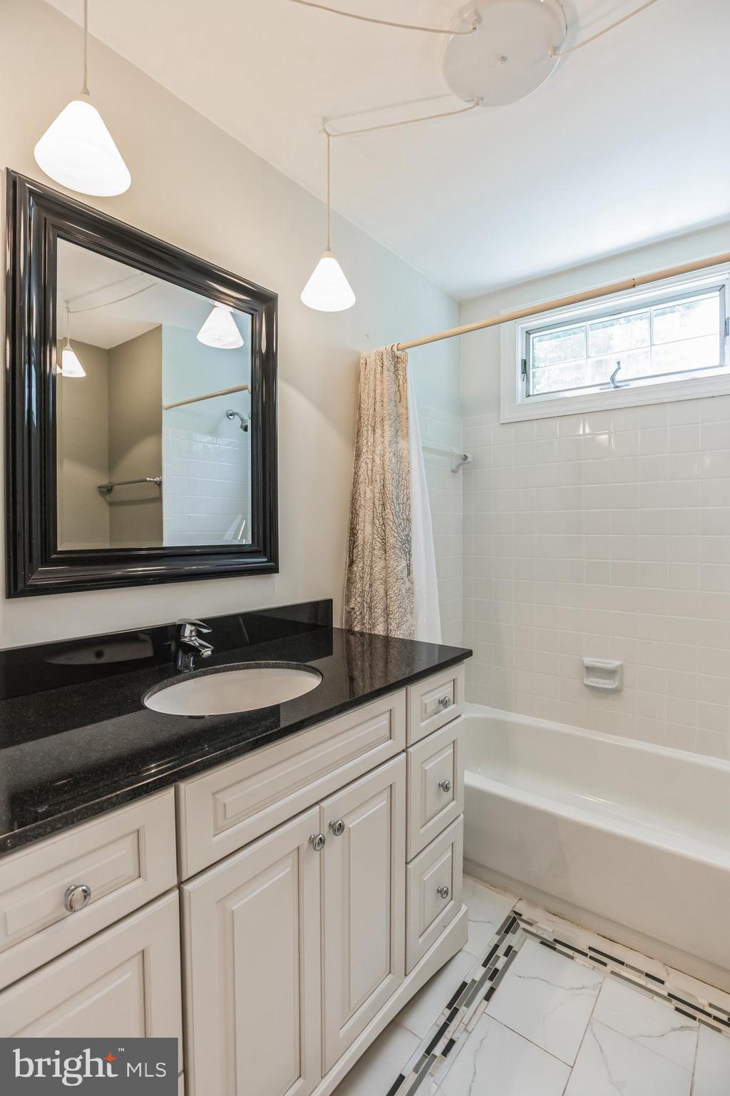 6206 Winnepeg Drive Burke, VA 22015 - Photo 20 of 29 Hall Guest Bath