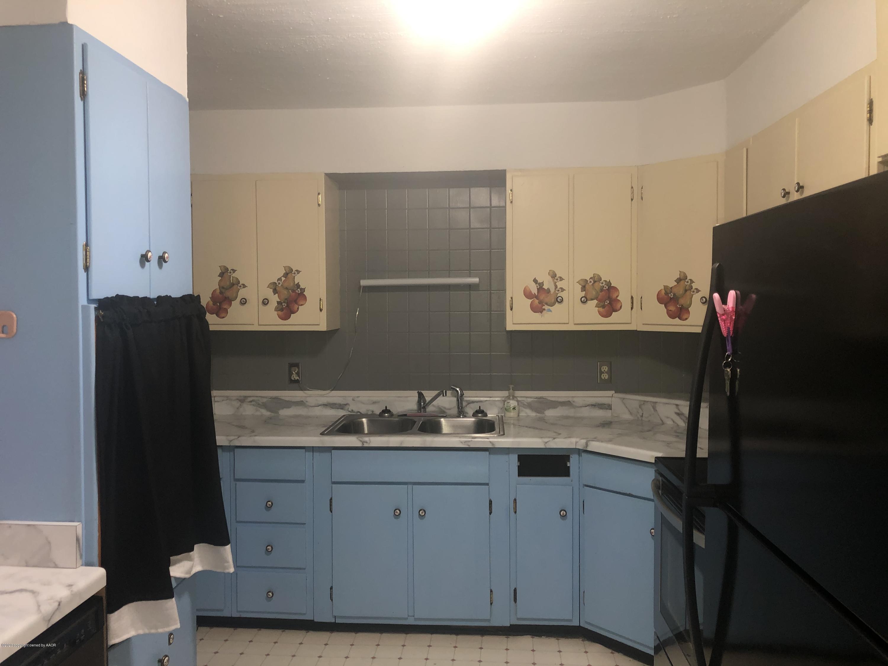 4601 South Travis Street Amarillo, TX 79110 - Photo 15 of 39 a bathroom with a sink vanity and mirror