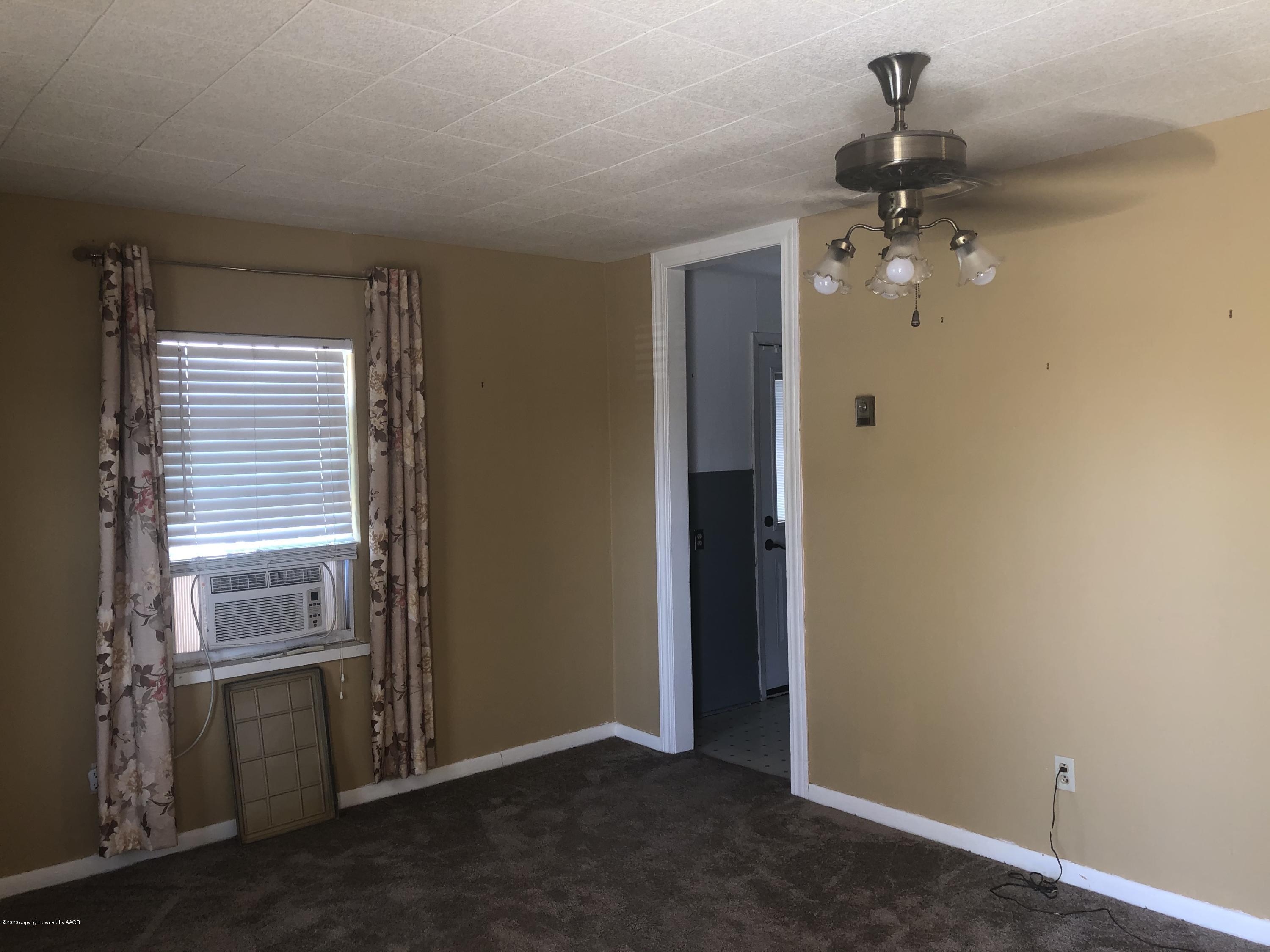4601 South Travis Street Amarillo, TX 79110 - Photo 4 of 39 an empty room with a windows