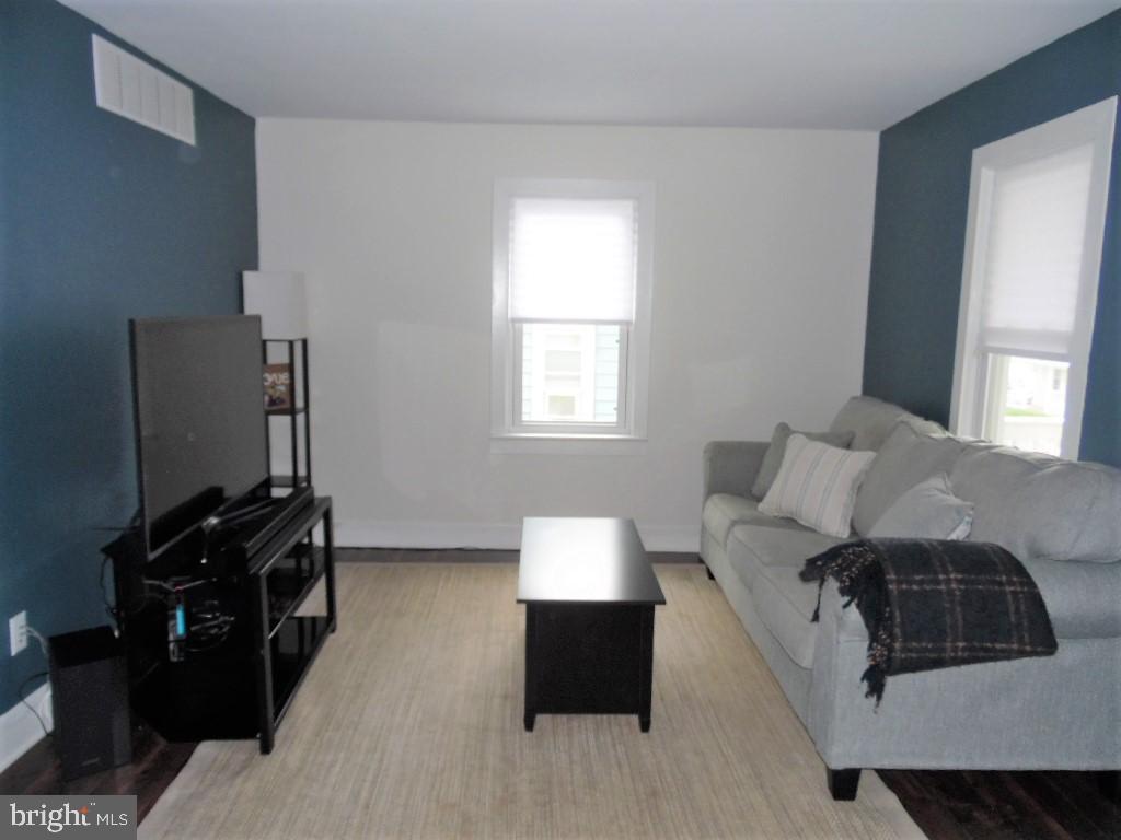 33 Forrest Avenue Runnemede, NJ 08078 - Photo 10 of 61 Living Room