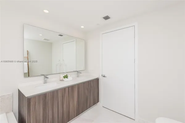 $13,500 | 488 Northeast 18th Street, Unit 1815, Miami, FL 33132