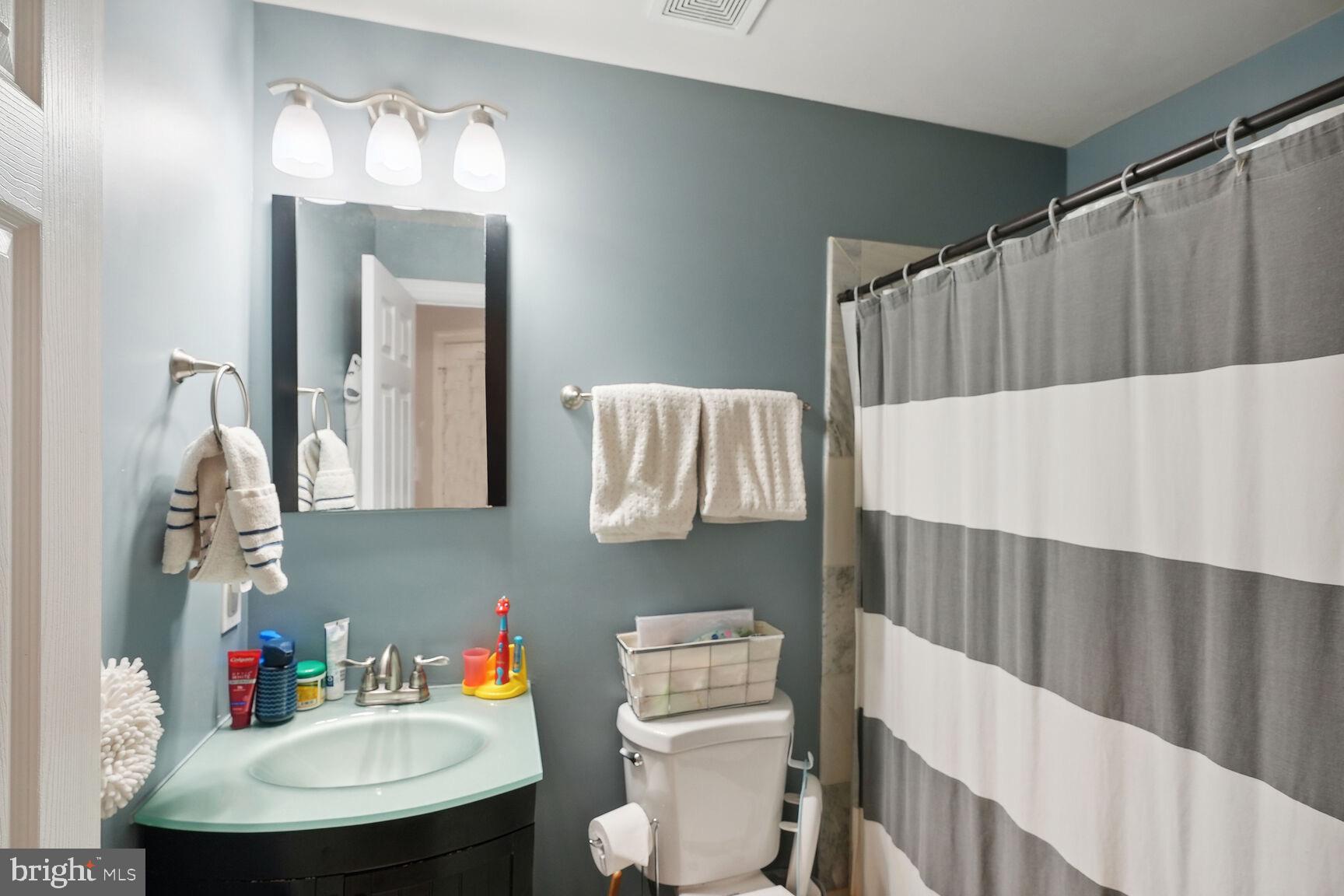 803 9th Street Northeast Washington, DC 20002 - Photo 15 of 22 Second full bath with tub