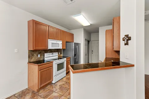 $1,975 | 2410 Great Oaks Drive, Unit 202, Round Rock, TX 78681