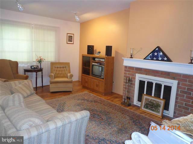 9441 North Penfield Road Columbia, MD 21045 - Photo 2 of 18 Living Room