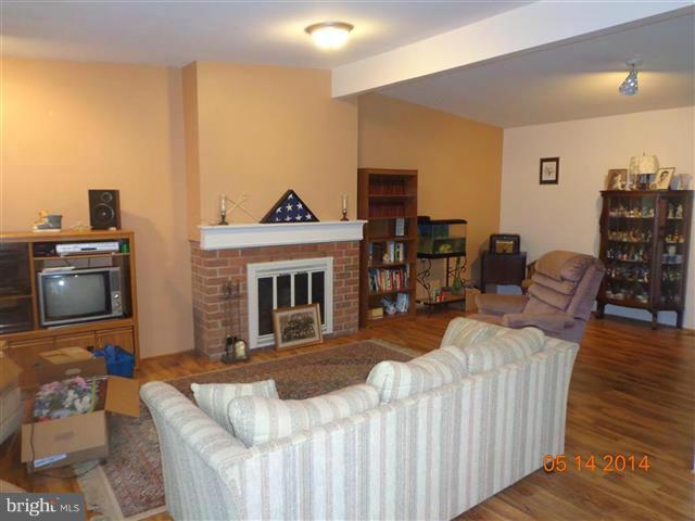9441 North Penfield Road Columbia, MD 21045 - Photo 3 of 18 Living Room
