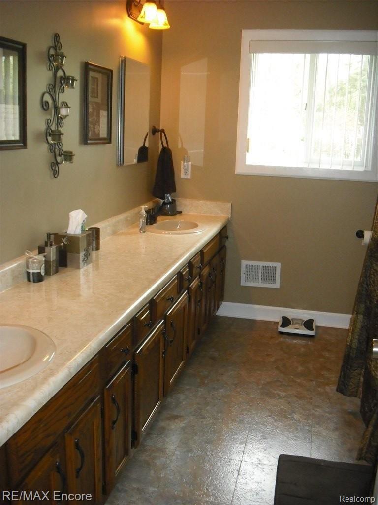 899 Francis Street Rochester, MI 48307 - Photo 11 of 13 Updated Full Bath