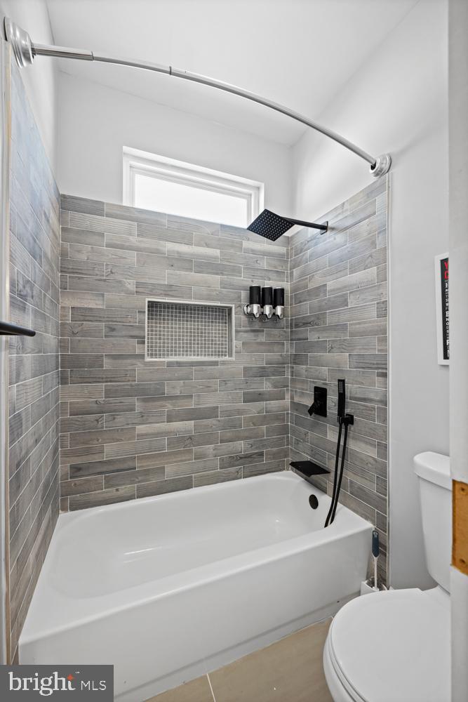 13710 Baden Naylor Road Upper Marlboro, MD 20772 - Photo 40 of 66 a bathroom with a toilet and a bath tub
