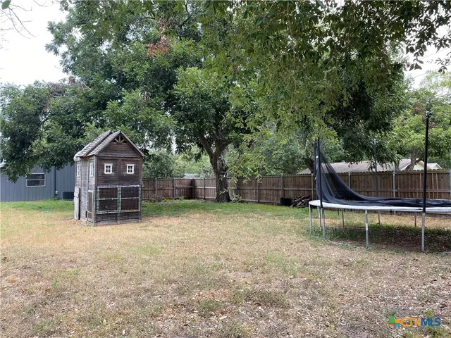 $220,000 | 121 Fifteenth Street East, Shiner, TX 77984