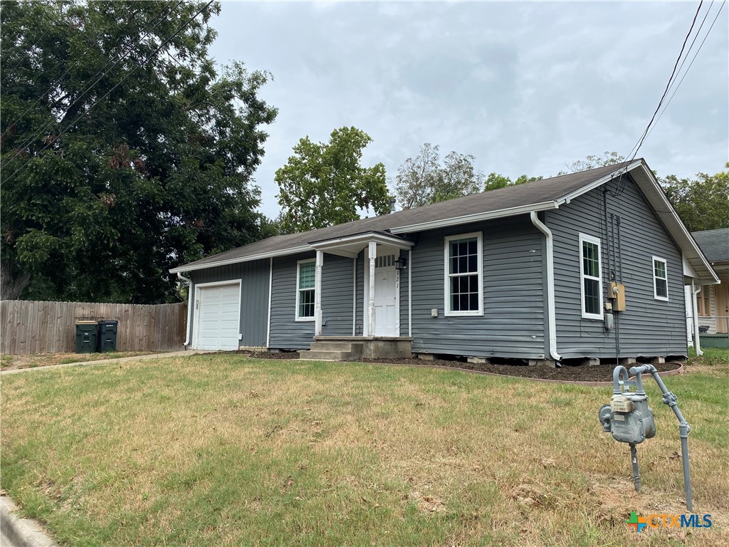 121 Fifteenth Street East Shiner, TX 77984 - Photo 2 of 17 a house that has a tree in front of it