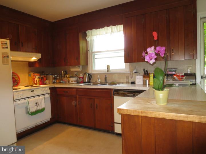 2265 Kerr Road Harleysville, PA 19438 - Photo 9 of 19 Kitchen