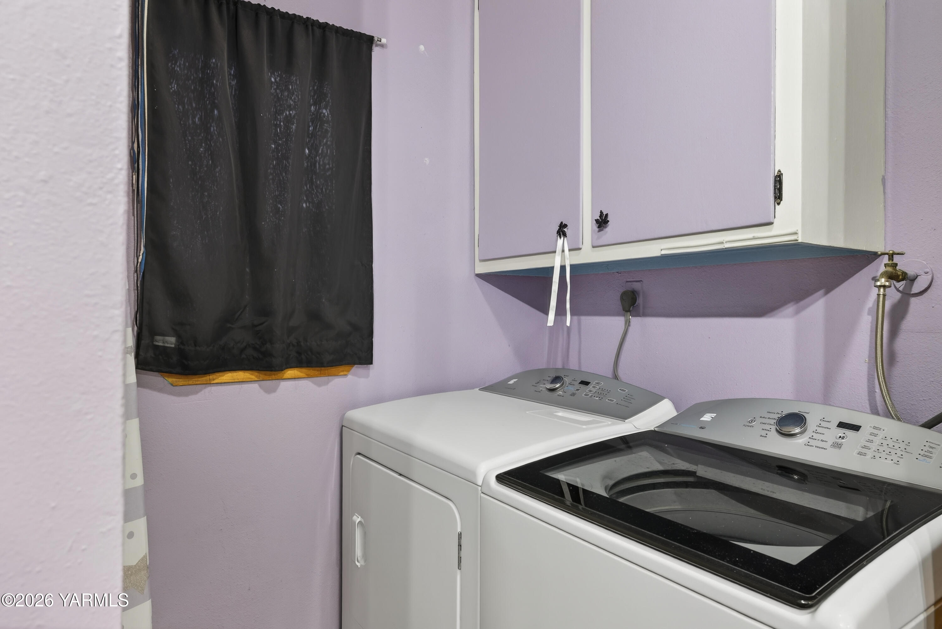 232 6th Avenue Mabton, WA 98935 - Photo 13 of 35 a kitchen with a stove and a microwave
