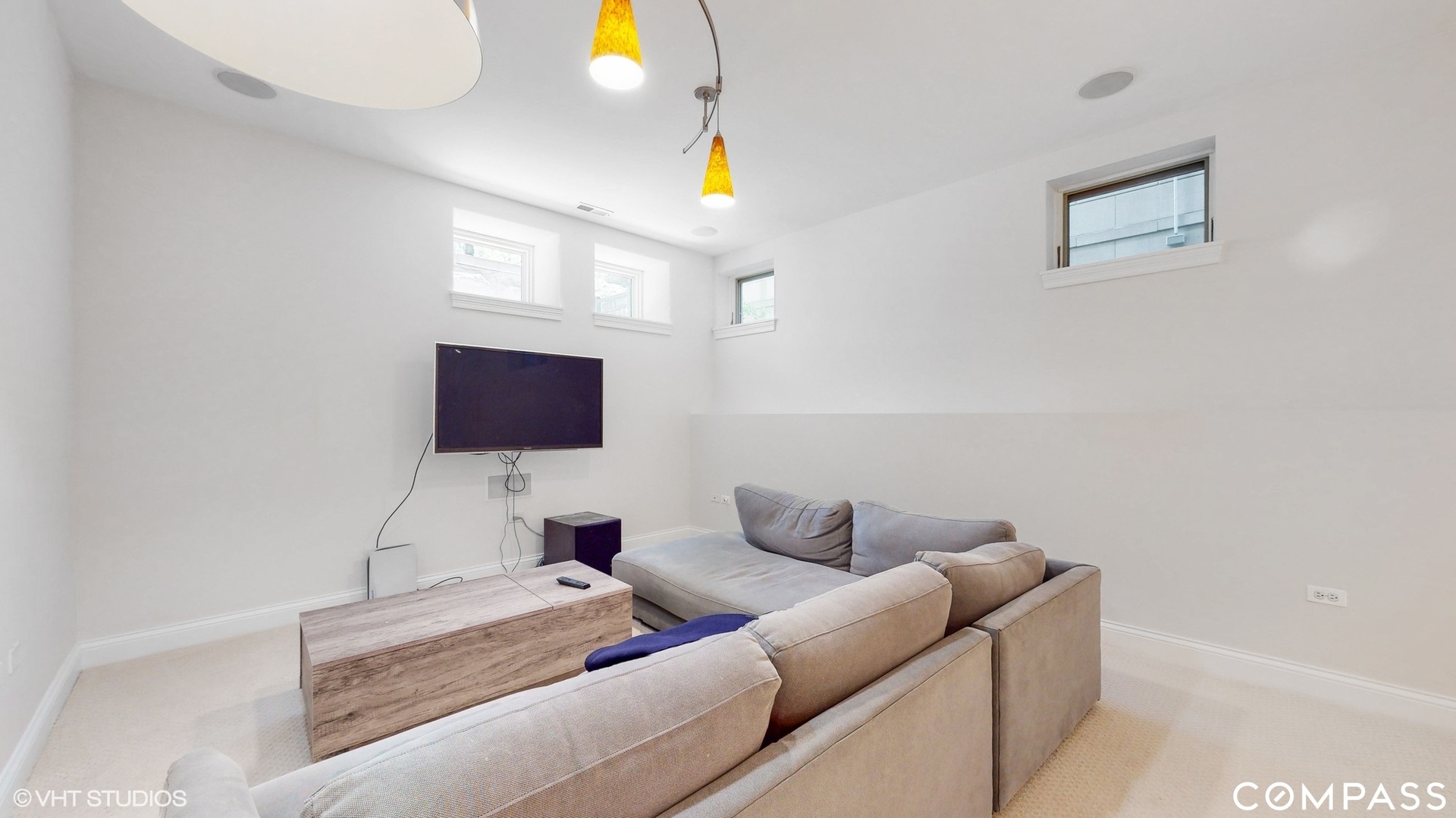 1412 South Emerald Avenue Chicago, IL 60607 - Photo 21 of 33 a living room with furniture and a lamp
