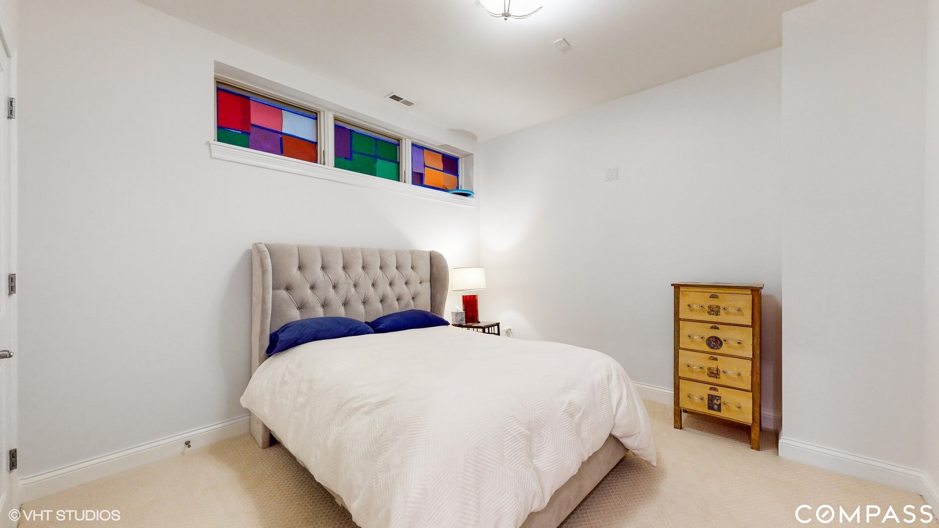 1412 South Emerald Avenue Chicago, IL 60607 - Photo 23 of 33 a bedroom with a bed and a couch