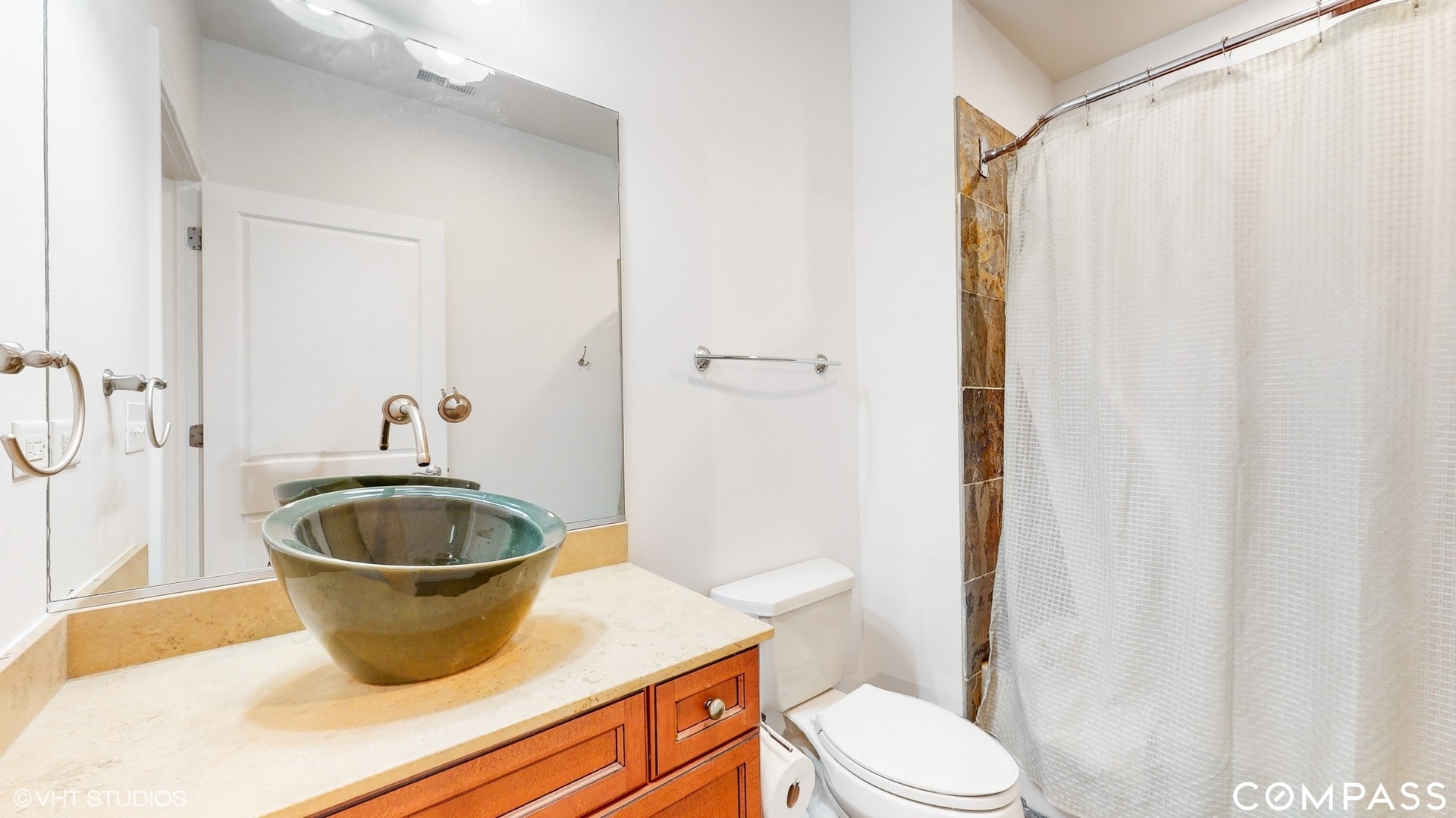 1412 South Emerald Avenue Chicago, IL 60607 - Photo 25 of 33 a bathroom with a sink and a toilet